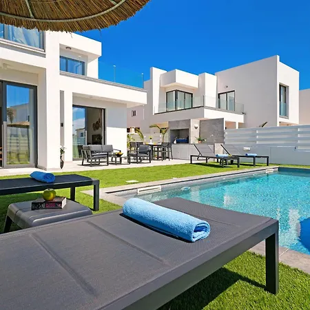 Willa Flora - 3bed En-suite With Private Pool Paralimni
