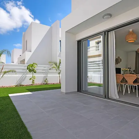 Flora - 3bed En-suite With Private Pool 度假居 帕拉利米尼