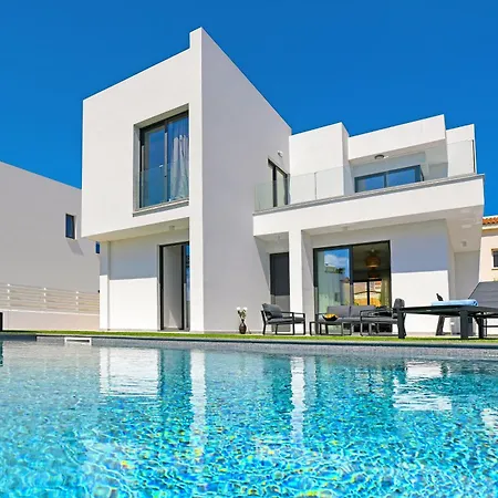 Flora - 3bed En-suite With Private Pool Paralímni