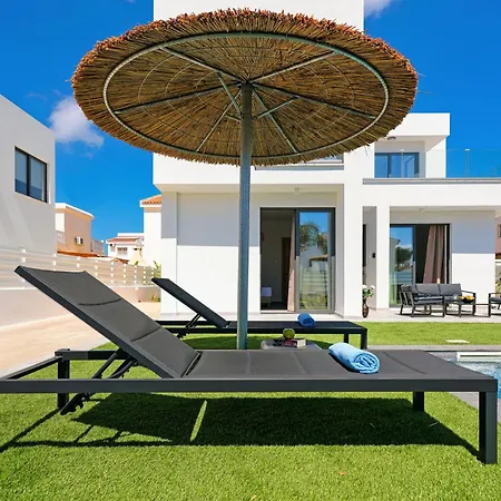 Flora - 3bed En-suite With Private Pool パラリムニ