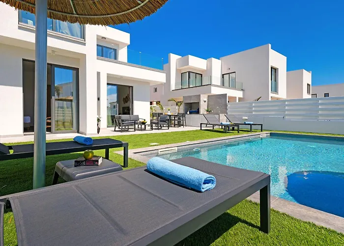 Villa Flora - 3bed En-suite With Private Pool Paralimni