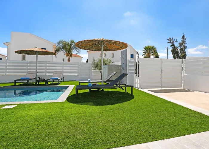 Villa Flora - 3bed En-suite With Private Pool Paralimni