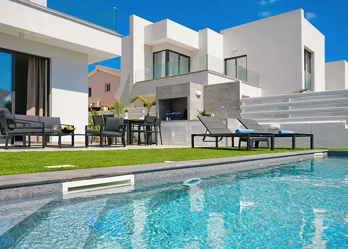 Villa Flora - 3bed En-suite With Private Pool *
