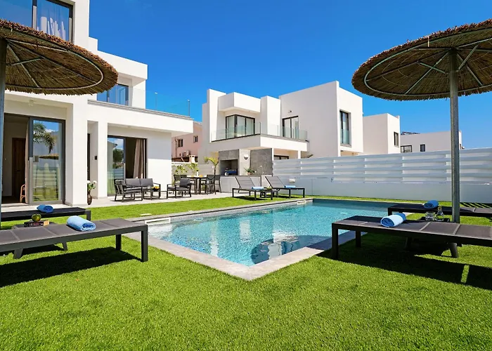 Villa Flora - 3bed En-suite With Private Pool Paralimni