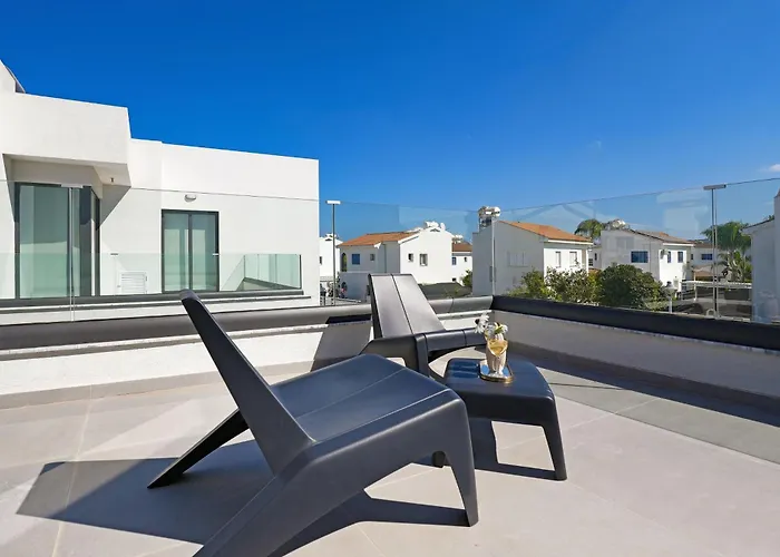 Flora - 3bed En-suite With Private Pool * Paralimni