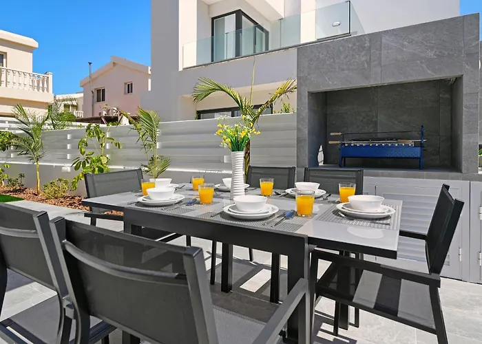 Villa Flora - 3bed En-suite With Private Pool Paralimni